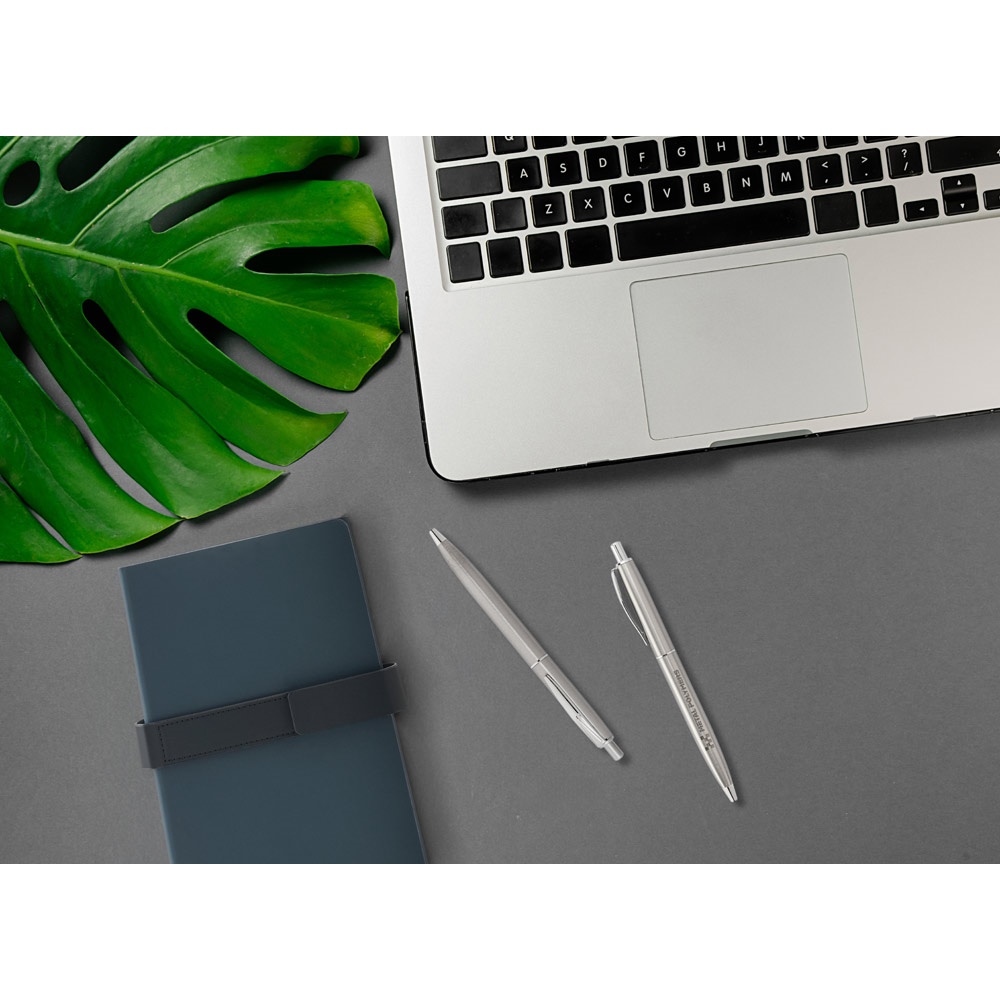 Stylo à bille en acier inoxydable (53 % recyclé), avec corps brillant